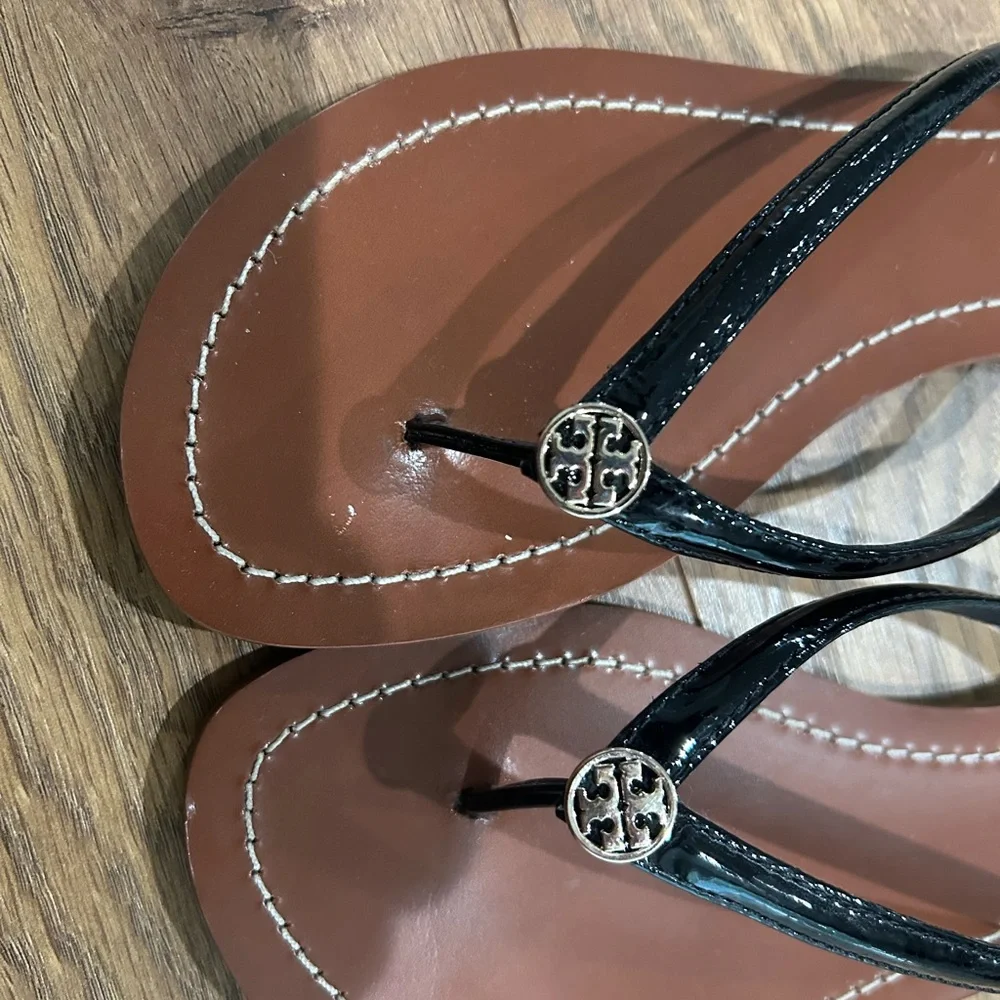 Tory Burch Black Patent Thong Sandals with Brown Footbed